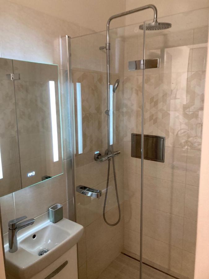 Apartment Jana Masaryka Prag Exteriör bild